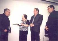 הד&quot;ר יצחק ארד (משמאל) מקבל את פרס בוכמן מידי הגב&#039; רוזין ברון. מימינה, ראש המכון הבינלאומי לחקר השואה, פרופ&#039; דוד בנקיר ומימינו, יו&quot;ר הנהלת יד ושם, אבנר שלו